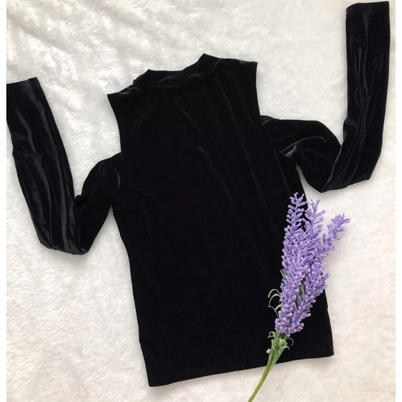 Forever 21 Open-shoulder Velvet Top - Picture 4 of 4